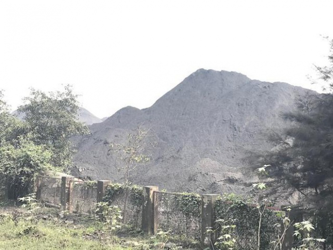 Những núi than được Công ty TNHH Long Sơn tập kết gây ô nhiễm môi trường trầm trọng. (Ảnh: báo TNMT)