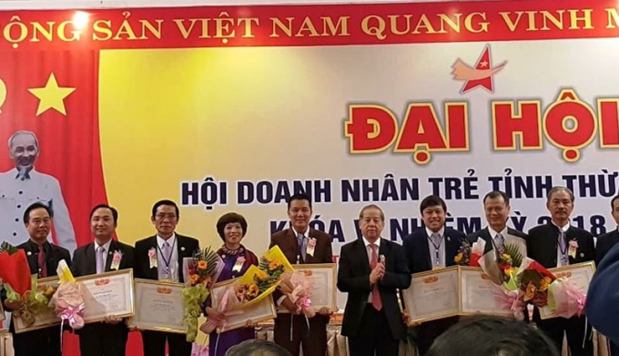 Anh Phượng (ngoài cùng bên trái) được Chủ tịch UBND tỉnh tặng bằng khen với những đóng góp tích cực của thương hiệu Trà Cung đình Huế.