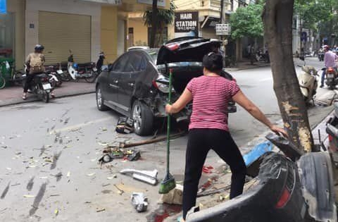 Hà Nội: Ô tô "điên" gây tai nạn liên hoàn khiến 2 mẹ con bị thương