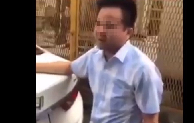 Thầy giáo dạy lái xe bị nhiều người hành hung. Ảnh cắt từ clip