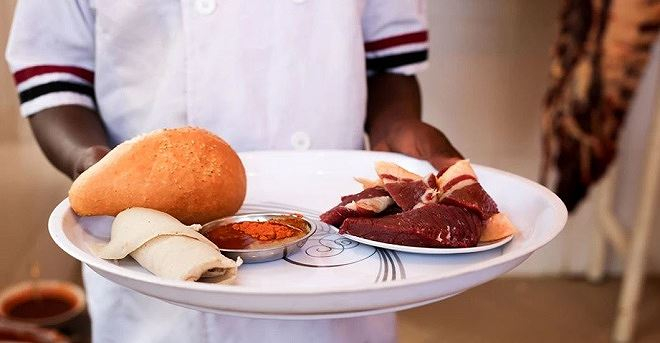 Món “tere siga”, thịt bò sống cắt khúc