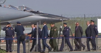 6 chiếc S-57 hộ tống Tổng thống Putin thị sát máy bay mang tên lửa siêu thanh “bất khả chiến bại”