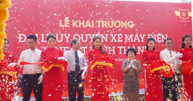 Bà Chu Thị Xuyến, Chủ tịch hội đồng thành viên công ty Vĩnh Thành, cùng khách mời cắt băng khai trương