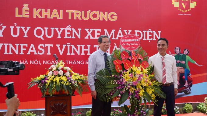 TS. Nguyễn Bá Thủy, Chủ tịch Hội KHHGĐ Việt Nam tặng hoa chúc mừng.