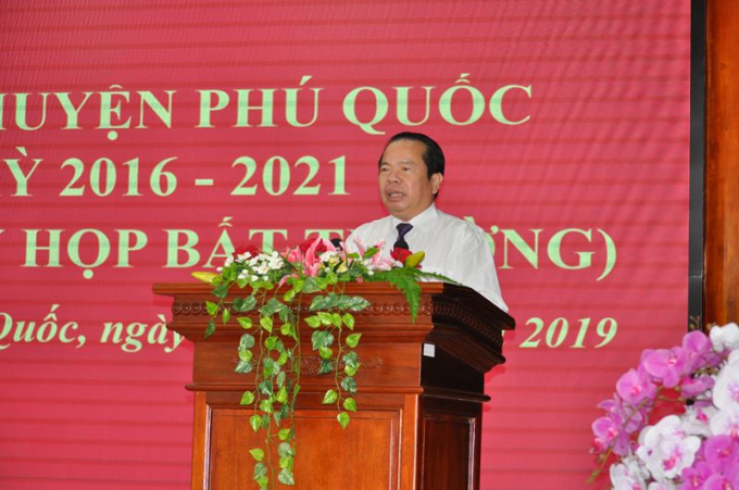 Ông Mai Văn Huỳnh - Bí thư Huyện ủy, Chủ tịch UBND huyện Phú Quốc, thông qua tờ trình giới thiệu ứng cử chức danh Phó Chủ UBND huyện khóa X, nhiệm kỳ 2016-2021