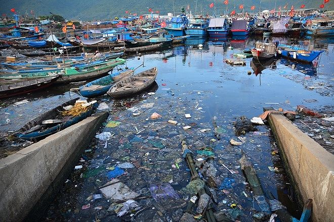 Môi trường vùng biển Đà Nẵng đang bị ô nhiễm do cống xả thải ven biển.