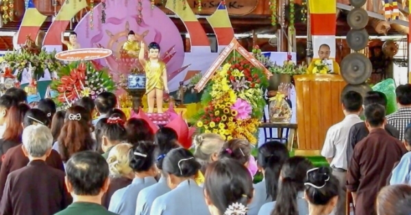Hàng ngàn Phật tử tham dự lễ Phật đản tại huyện Bù Đăng