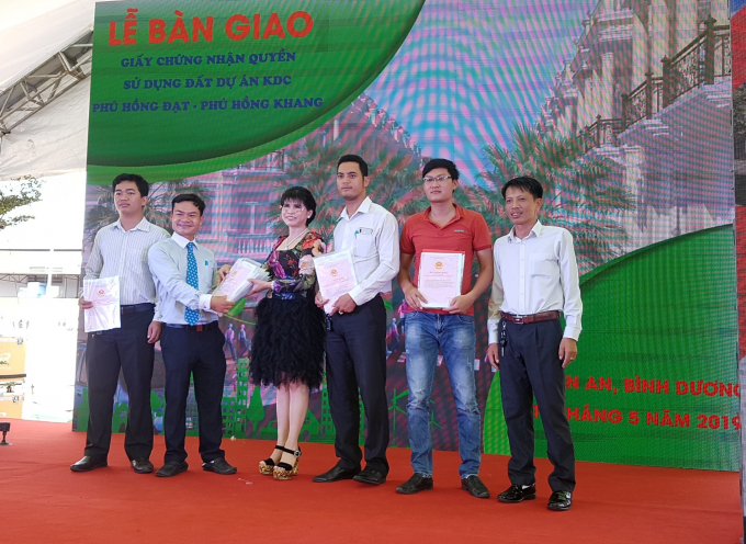 Bà Phạm Thị Hường –  Chủ tịch HĐQT Phú Hồng Thịnh, Tổng Giám đốc Công ty Phát triển Đô thị Việt Nam đại diện chủ đầu tư trao sổ hồng cho cư dân.