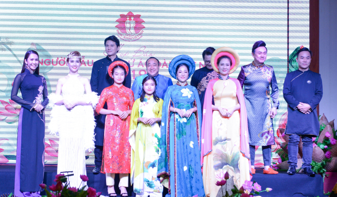 Những bộ áo dài của NTK Việt Hùng cũng được trình diễn tại sự kiện này.
