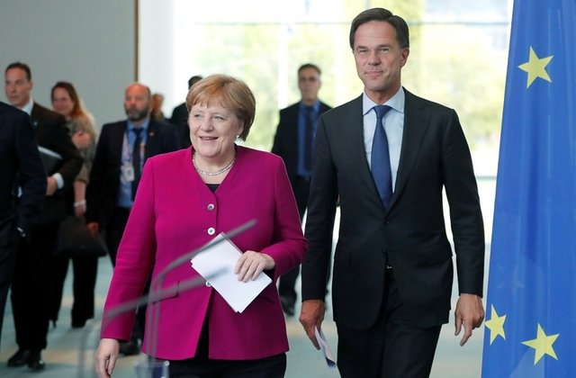 Thủ tướng Đức Angela Merkel (trái) và Thủ tướng Hà Lan Mark Rutte đến dự cuộc họp báo ở Berlin ngày 16/5. (Nguồn: Reuters)