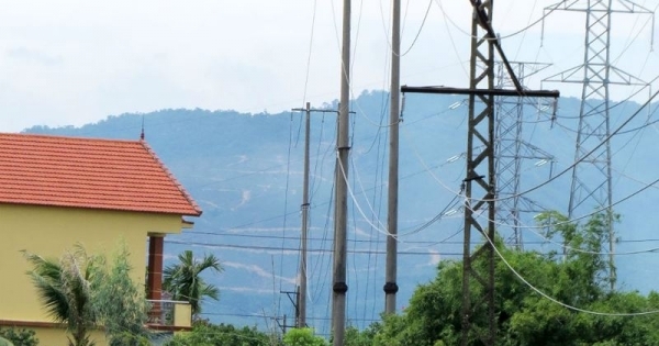 Đường dây điện bỏ hoang buộc người dân 