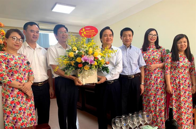 Bộ trưởng Phùng Xuân Nhạ chúc mừng cán bộ công chức Vụ Khoa học, Công nghệ và Môi trường nhân Ngày Khoa học và Công nghệ Việt Nam (18/5). Ảnh: Bộ GD &amp;amp; ĐT cung cấp.
