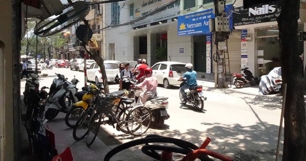 Nắng nóng nung người trên 50 độ C, đường phố Hà Nội vắng tanh