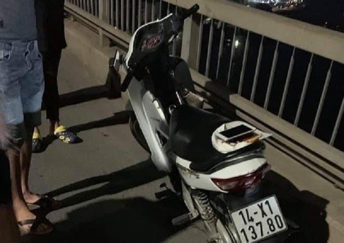 Chiếc xe máy của nam thanh niên để lại trên cầu Bãi Cháy.