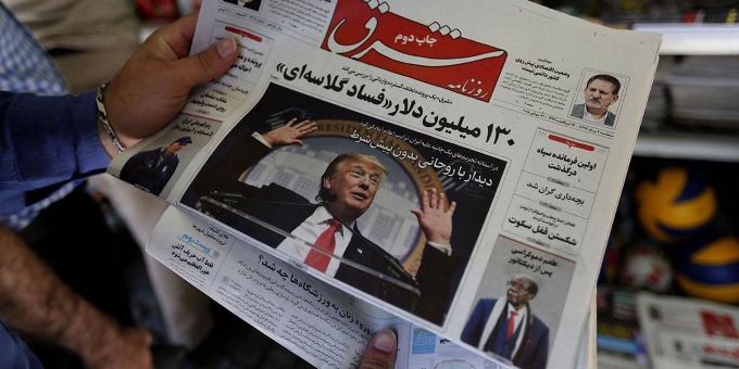 Người Iran theo dõi báo chí về chính sách của Nhà Trắng đối với Tehran. Ảnh: AP