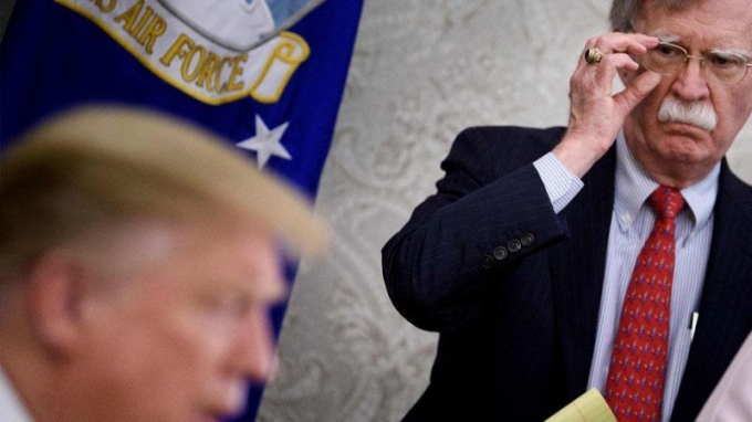 Cố vấn An ninh quốc gia John Bolton nghe Tổng thống Trump phát biểu tại Nhà Trắng hôm 13/5. Ảnh: AFP/Getty Images