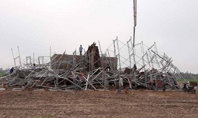 Sập giàn giáo xây dựng cây xăng tại Nam Định, 8 người thương vong