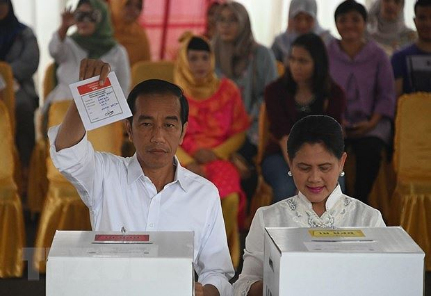 Tổng thống Indonesia Joko Widodo (trái) bỏ phiếu tại điểm bầu cử Tổng thống ở Jakarta ngày 17/4/2019.