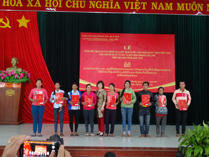Bà Lương Thị Lanh mong muốn các công dân mới được nhập quốc tịch cố gắng xây dựng quê hương giàu đẹp