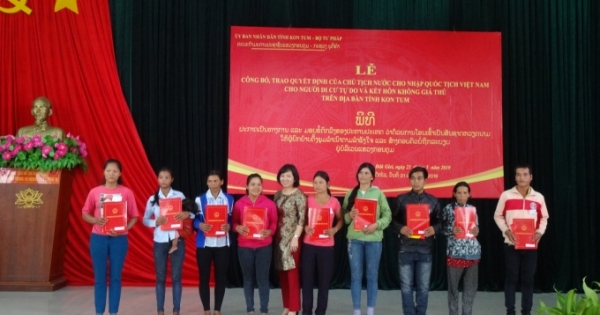 Bộ Tư pháp trao quyết định nhập quốc tịch Việt Nam cho 38 người Lào