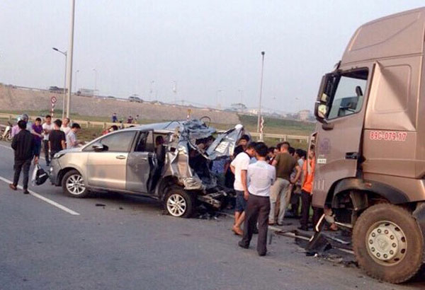Hiện trường vụ tai nạn xe container tông vào xe Innova trên cao tốc Hà Nội - Thái Nguyên khiến 6 người thương vong