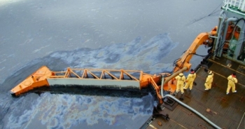 Hải Dương: Xử phạt doanh nghiệp làm tràn dầu ra sông Kinh Thầy