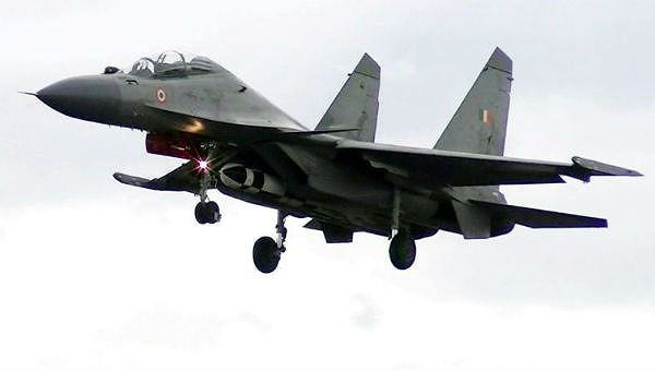 Hình ảnh do Không quân Ấn Độ công bố, cho thấy máy bay chiến đấu Sukhoi Su-30MKI đang mang một tên lửa không đối đất BrahMos.
