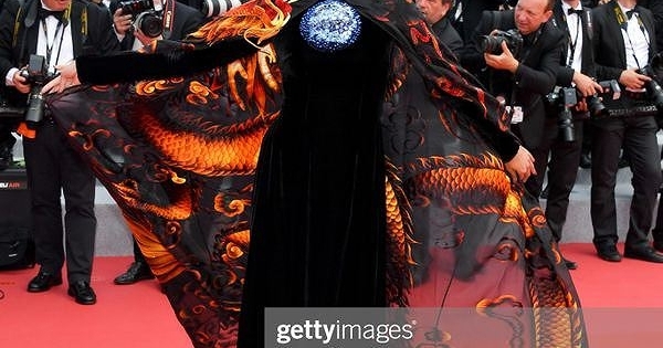 Không giống Ngọc Trinh, trang phục Trương Thị May bừng sáng trên thảm đỏ Cannes