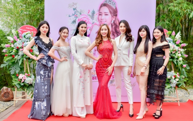 Hoa hậu Ngọc Hân tới chúc mừng Stella Đào trong sự kiện đầu năm