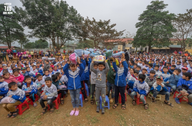Hành trình chia sẻ yêu thương tới tỉnh Hoà Bình của sinh viên trường Báo