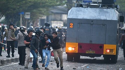 Cảnh sát Indonesia bắt người biểu tình ở thủ đô Jakarta. Ít nhất 6 người đã thiệt mạng khi bạo lực bùng phát ở thủ đô của Indonesia sau khi Tổng thống Joko Widodo chính thức được xác nhận đã tái đắc cử. Ảnh: Reuters/VnE.