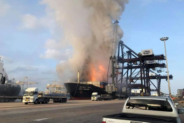 Ngày 25/5, các quan chức Thái Lan cho biết một đám cháy đã bùng phát tại một tàu chở hàng neo đậu tại cảng Laem Chabang, tỉnh Chonburi của Thái Lan, gây nổ và làm ít nhất 25 công nhân cảng bị thương.