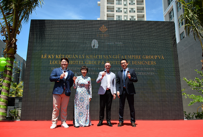 Bà Cao Minh Trúc, Phó Tổng Giám đốc Tập đoàn Empire cùng đại diện đối tác quản lý vận hành khách sạn Hotel the Designers Cocobay nâng ly chúc mừng
