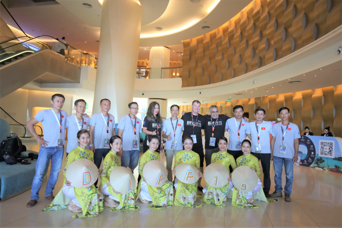 Đội pháo hoa Đà Nẵng - Việt Nam chụp hình lưu niệm cùng đại diện BTC
