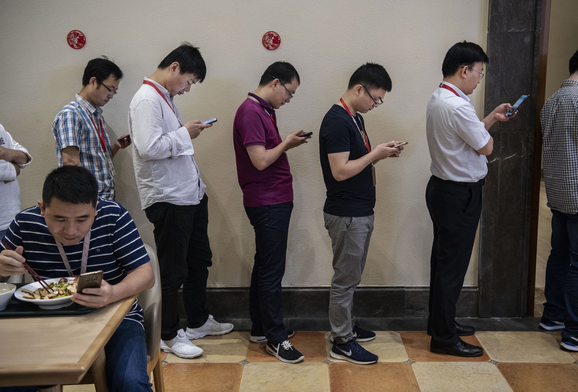 Đại bản doanh tỉ đô của Huawei: Gần 60.000 nhân viên không dùng tiền mặt, ngắm thiên nga đen và chụp ảnh sống ảo khi rảnh rỗi - Ảnh 16.