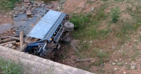 Hà Tĩnh: Lật xe tải 2 người tử vong