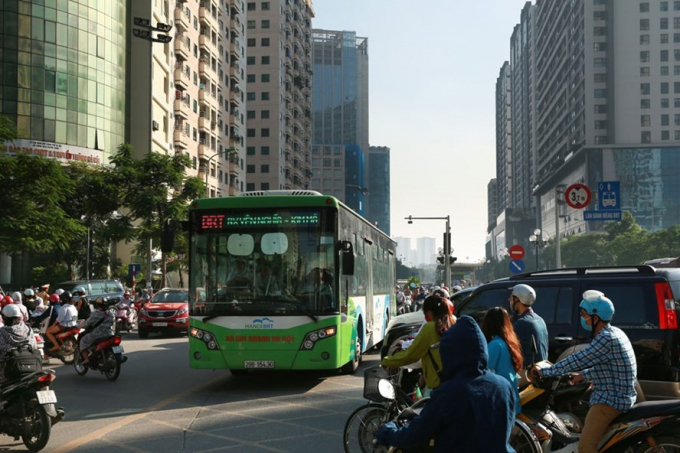 Đường Lê Văn Lương (Hà Nội) sau quy hoạch điều chỉnh san sát nhà cao tầng trong khoảng 2km chiều dài khiến kết cấu hạ tầng giao thông bị phá vỡ. Ảnh: HẢI NGUYỄN.