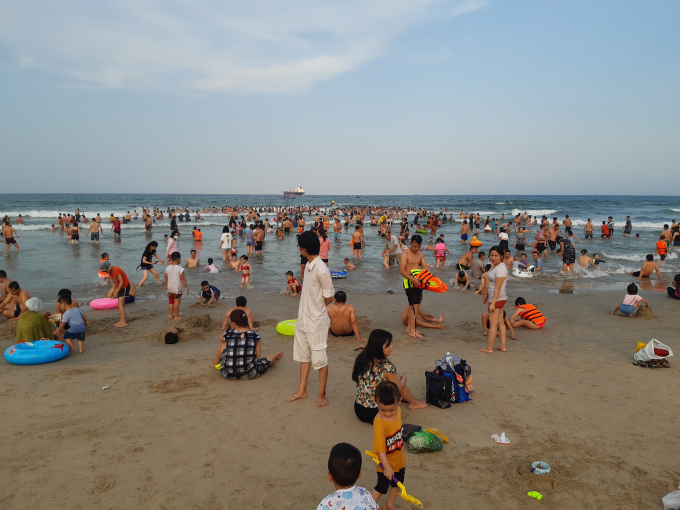 Về phía Ban quản lý bán đảo Sơn Trà và các bãi biển Đà Nẵng cũng theo dõi, nhắc nhở du khách, người dân không rời khỏi khu vực tắm không an toàn.
