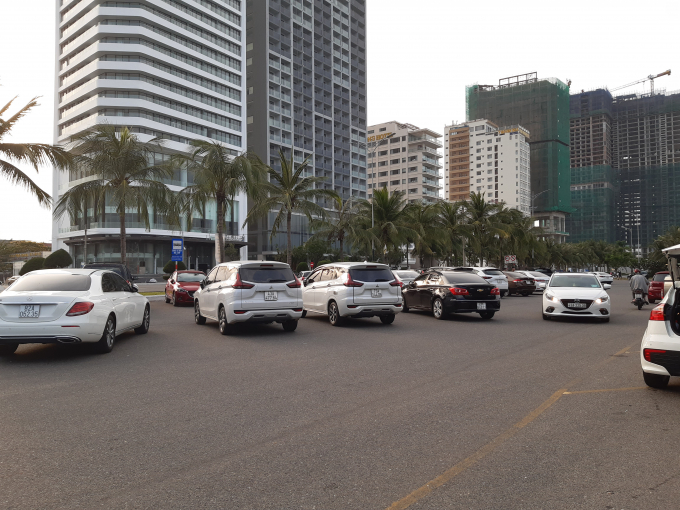 Bãi đậu xe tại các bãi tắm cũng đông nghẹt xe hơi, khi nhiều gia đình tại các địa phương khác đi du lịch cùng gia đình vào Đà Nẵng dịp này.