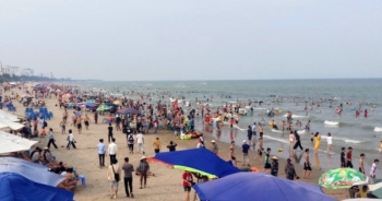 Hàng nghìn người đổ về biển Sầm Sơn trong ngày đầu nghỉ lễ