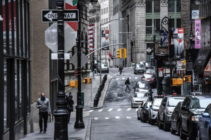 Một con đường vắng với các cửa hàng đóng cửa trong khu tài chính của TP New York (Mỹ): Ảnh: AFP