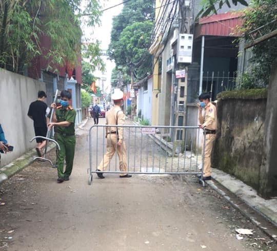 Lực lượng chức năng phong tỏa, tiến hành cách ly hơn 120 hộ dân tại xã Kiêu Kỵ.