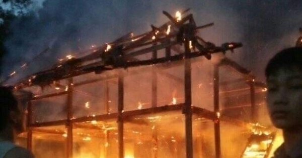 Yên Bái: Toàn bộ ngôi nhà sàn bằng gỗ bốc cháy dữ dội trong đêm