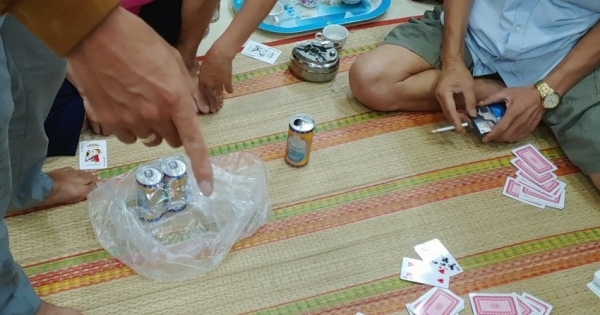 Bắt "ổ nhóm" đánh bạc dưới hình thức đánh phỏm trong dịp nghỉ lễ ở Quảng Bình