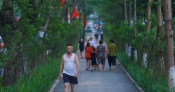 Người Hà Nội thích thú với đường đi bộ rợp cây xanh lãng mạn như phim Hàn