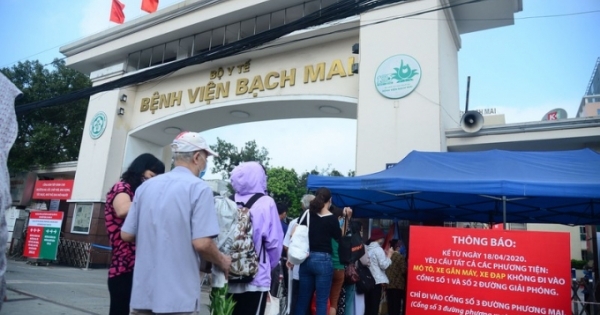 Ảnh: Người dân chen chúc đến khám tại các bệnh viện ở Hà Nội sau cách ly