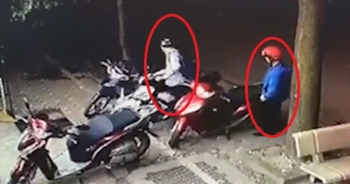 Video: Hai tên trộm phối hợp “chôm” liền lúc hai chiếc xe máy trong tích tắc