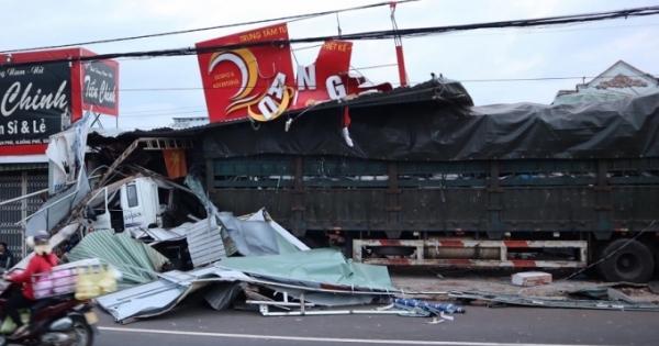 Xe container mất lái tông sập 4 nhà dân ở Bình Phước