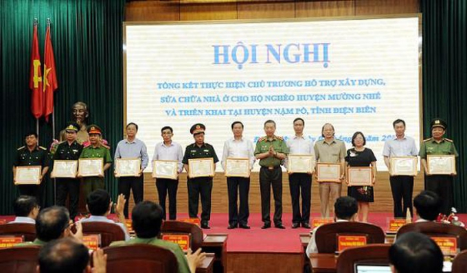 Bộ trưởng Tô Lâm trao Bằng khen của Bộ Công an tặng các tập thể, cá nhân có thành tích xuất sắc trong thực hiện chương trình xây dựng, sửa chữa nhà ở cho hộ nghèo huyện Mường Nhé.