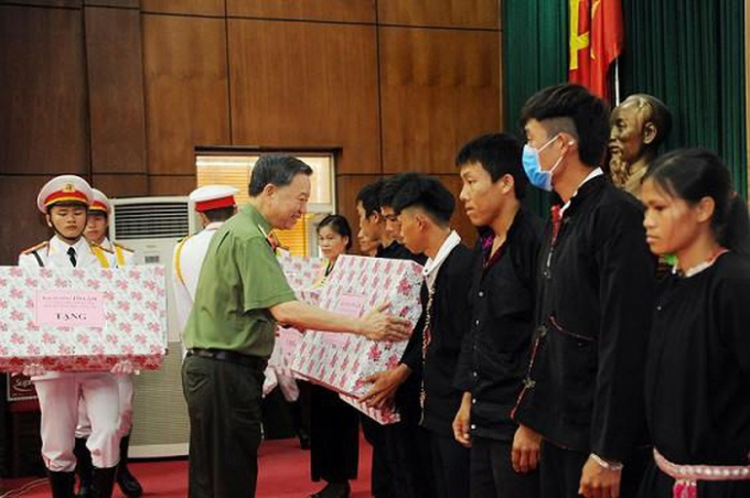 Bộ trưởng Tô Lâm trao 10 suất quà tặng 10 hộ gia đình tiêu biểu huyện Mường Nhé
